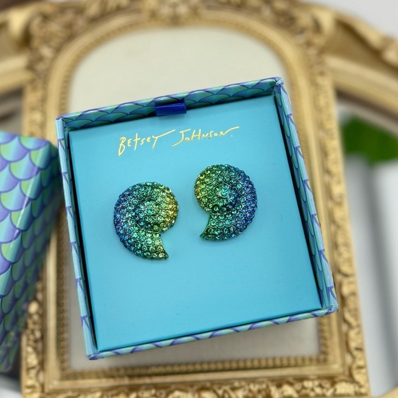 MERMAID JEWELS CONCH SHELL STUDS LIGHT BLUE Betsey Johnson - Picture 3 of 4